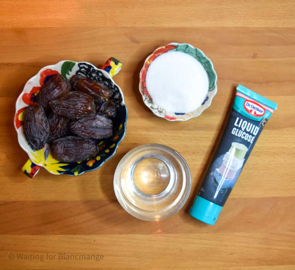Ingredients for easy date filling.